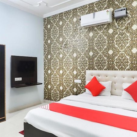 Oyo 70489 Hotel Tajvar Siwān Esterno foto