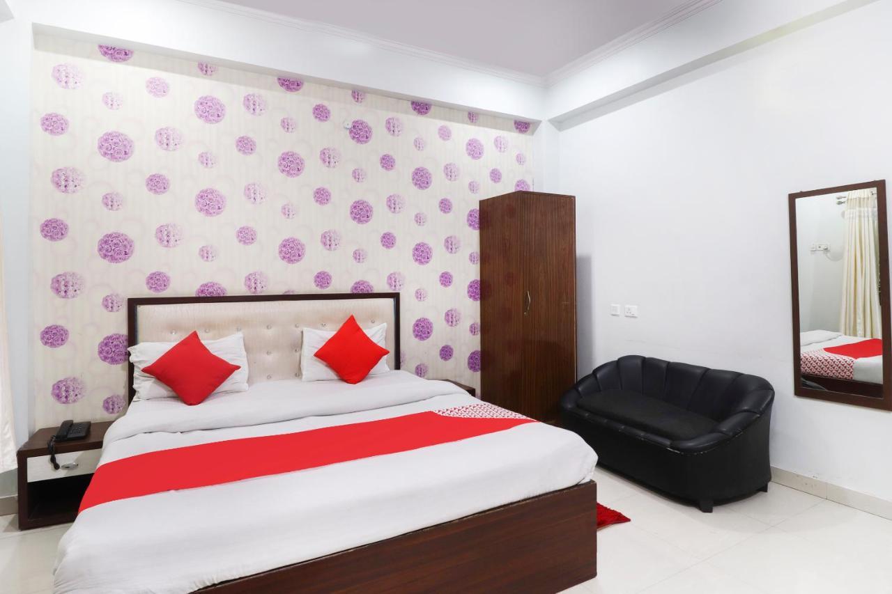 Oyo 70489 Hotel Tajvar Siwān Esterno foto