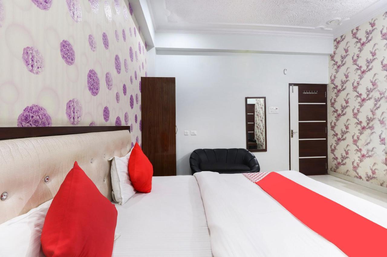 Oyo 70489 Hotel Tajvar Siwān Esterno foto